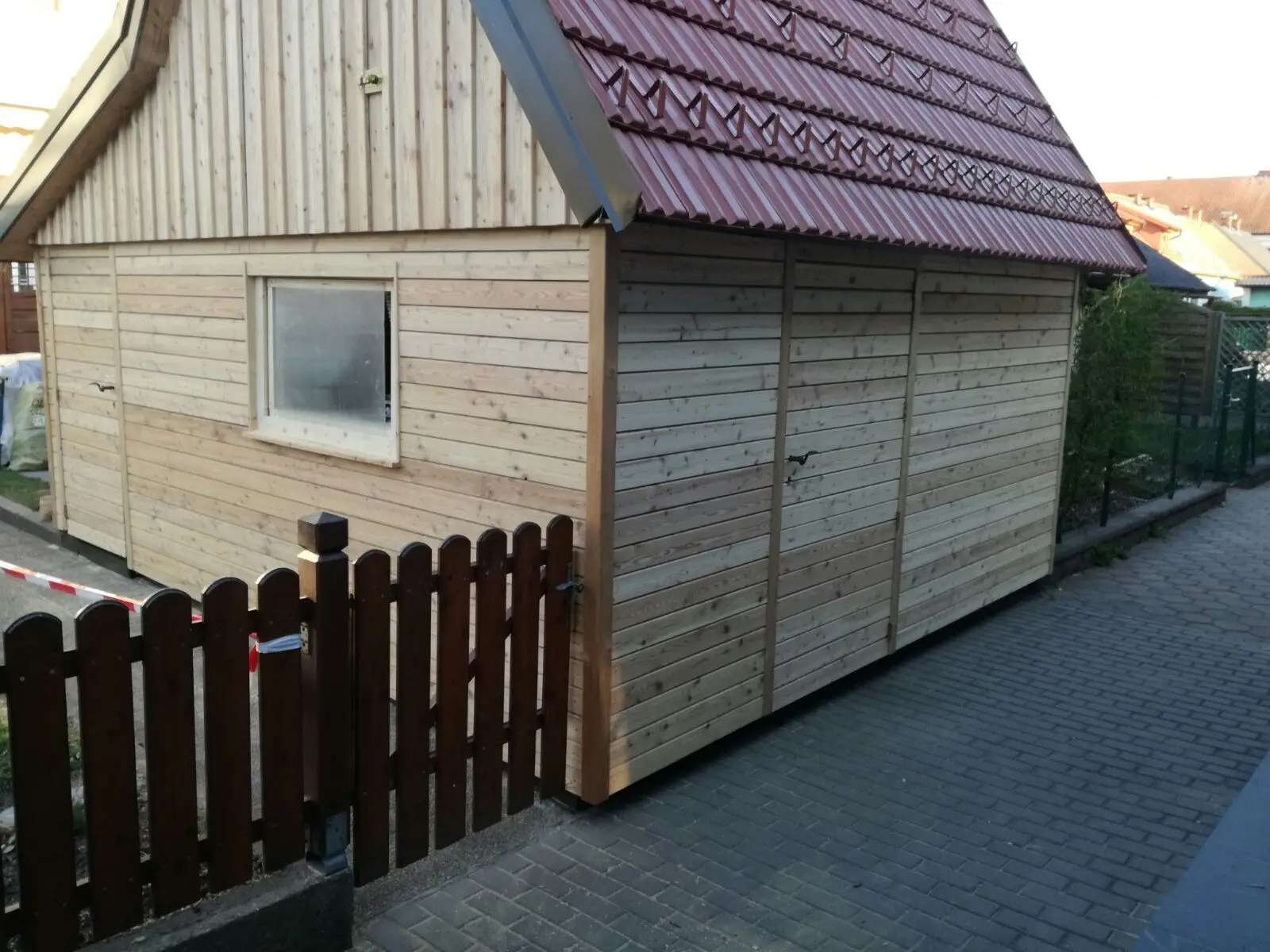 Gartenhaus mit Rhombus (unten) und Deckleistenschalung (oben) in Lärche